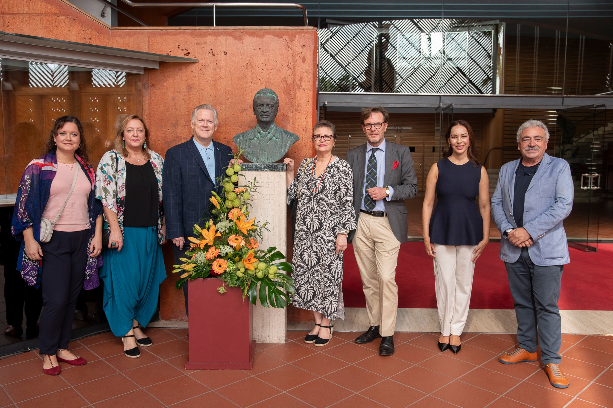 Ofrenda floral ante el busto de Alfredo Kraus
