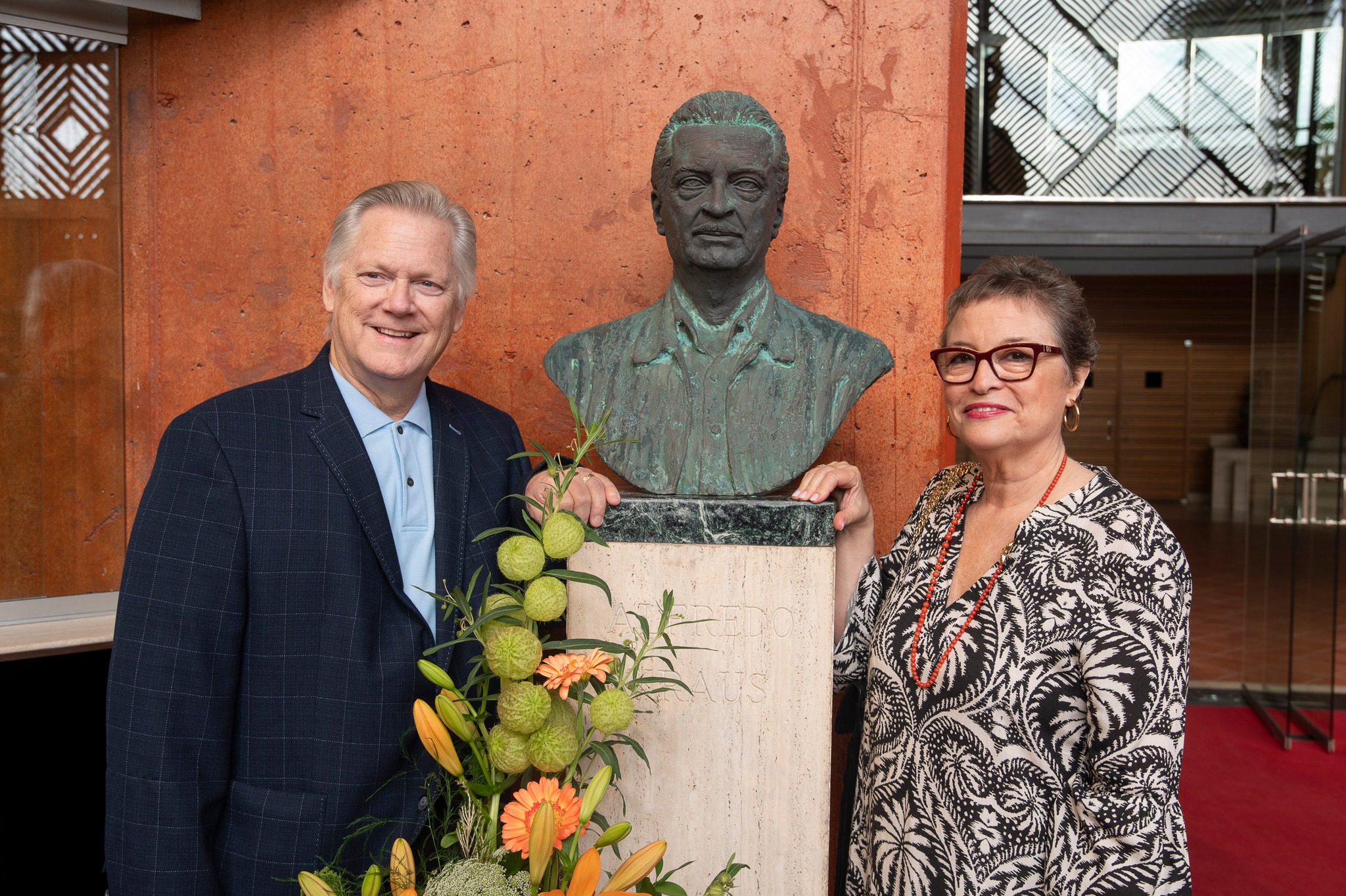 Ofrenda floral ante el busto de Alfredo Kraus