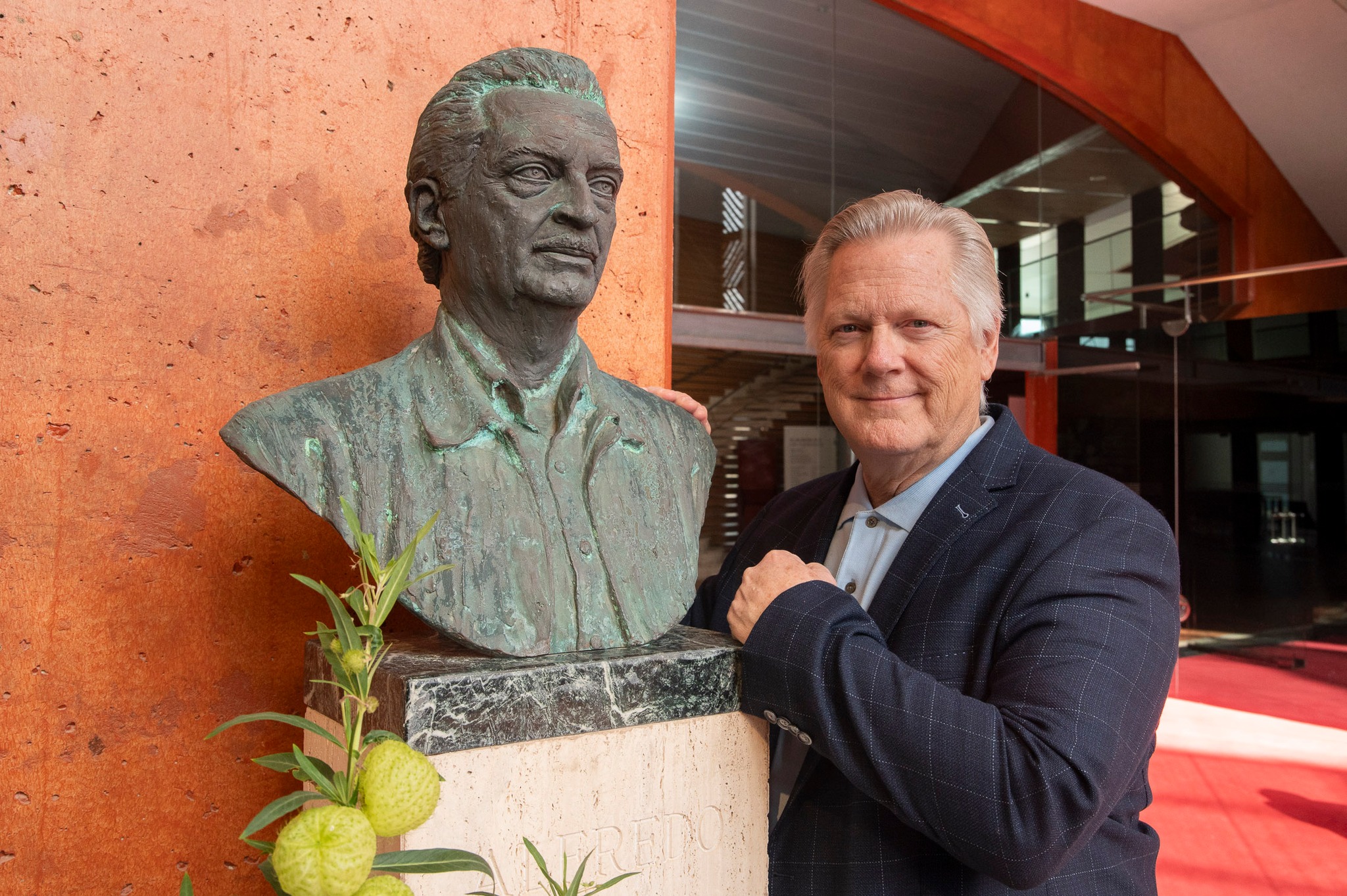 Ofrenda floral ante el busto de Alfredo Kraus