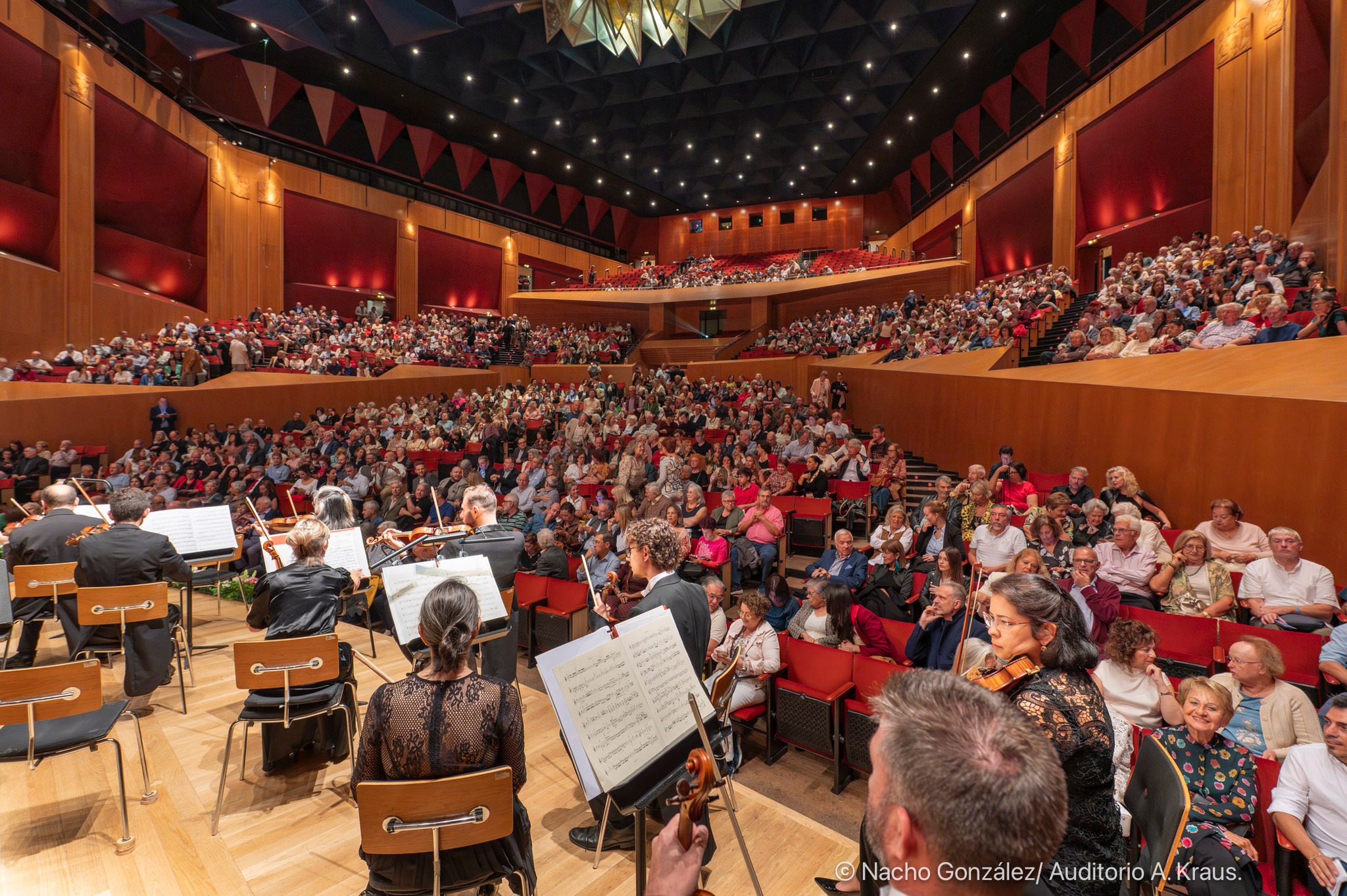 La soprano Jessica Pratt y la OFGC, bajo la dirección de Karel Mark Chichon, ofrecieron un vibrante concierto en homenaje a Alfredo Kraus con motivo del 98 aniversario de su nacimiento