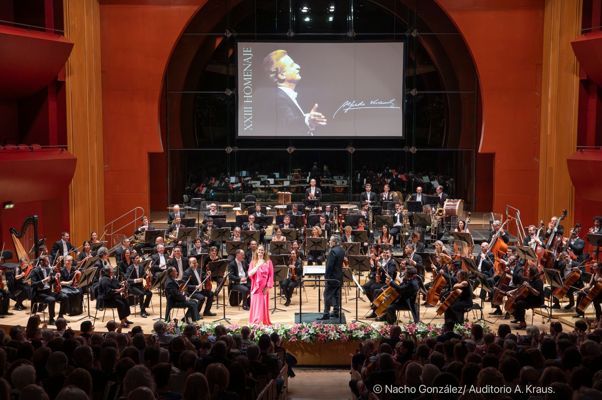 La soprano Jessica Pratt y la OFGC, bajo la dirección de Karel Mark Chichon, ofrecieron un vibrante concierto en homenaje a Alfredo Kraus con motivo del 98 aniversario de su nacimiento